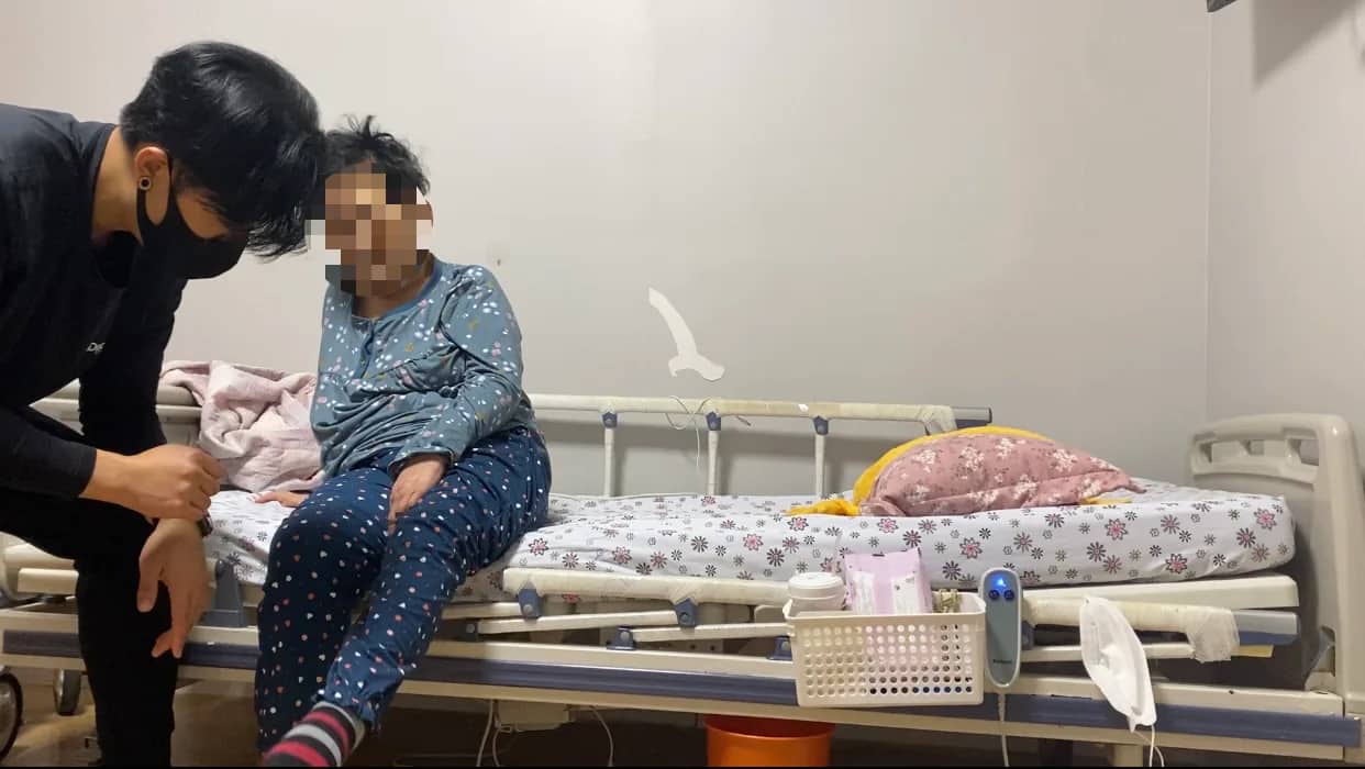 모티오나 재활운동센터 사진 - 방문재활 앉은 자세 무릎 펴기 운동