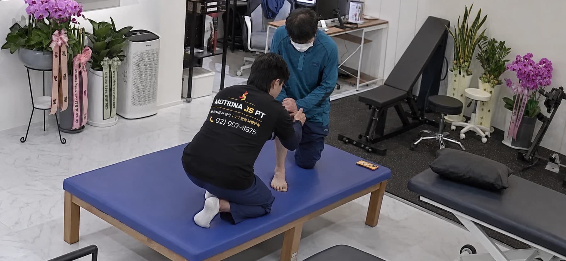 센터에서 얼굴이 보이지 않는 구도로 체중지지와 몸통 조절을 연습하는 장면