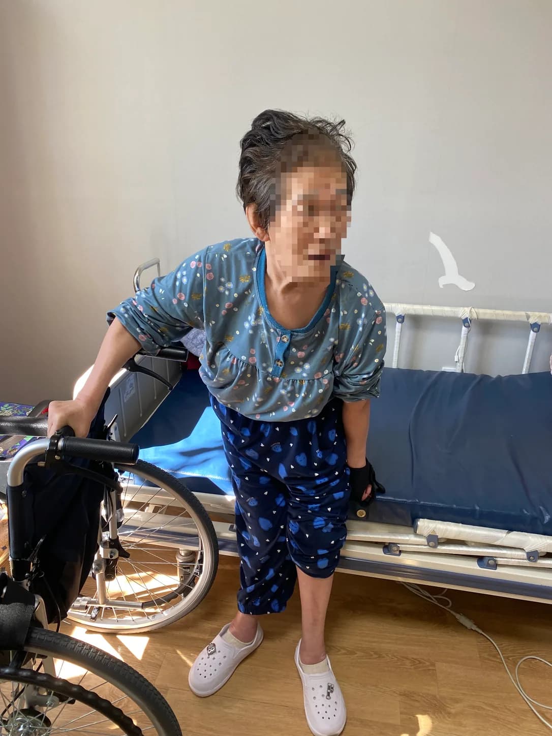 휠체어 주변에서 일어서기와 체중지지를 훈련하는 장면