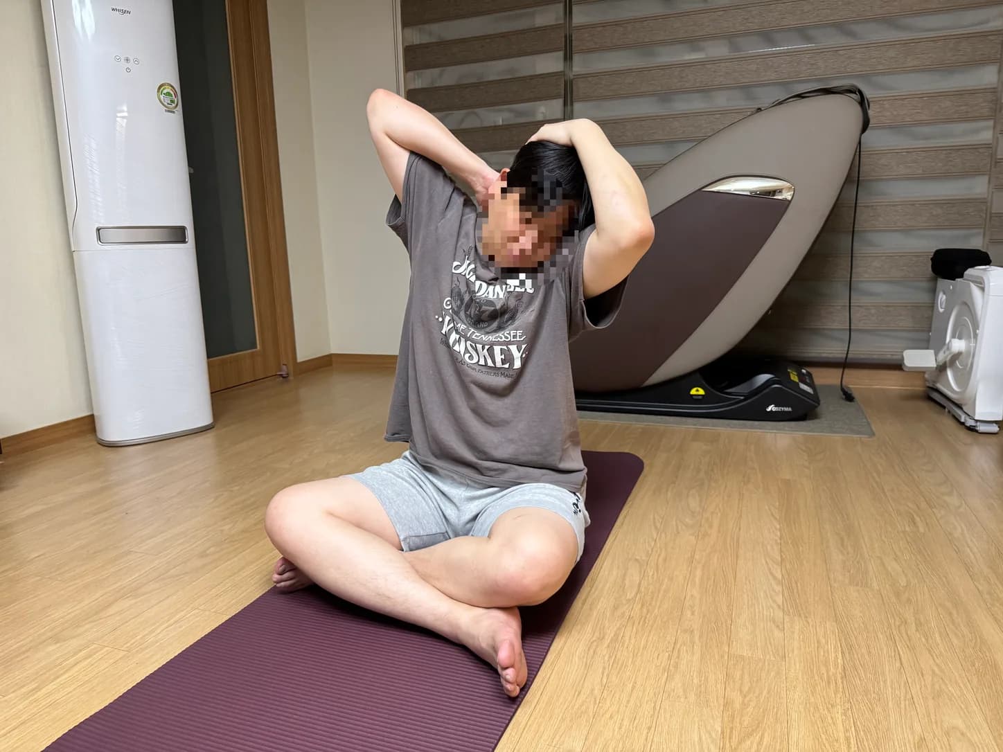 좌식에서 목과 어깨 움직임을 조절하는 장면
