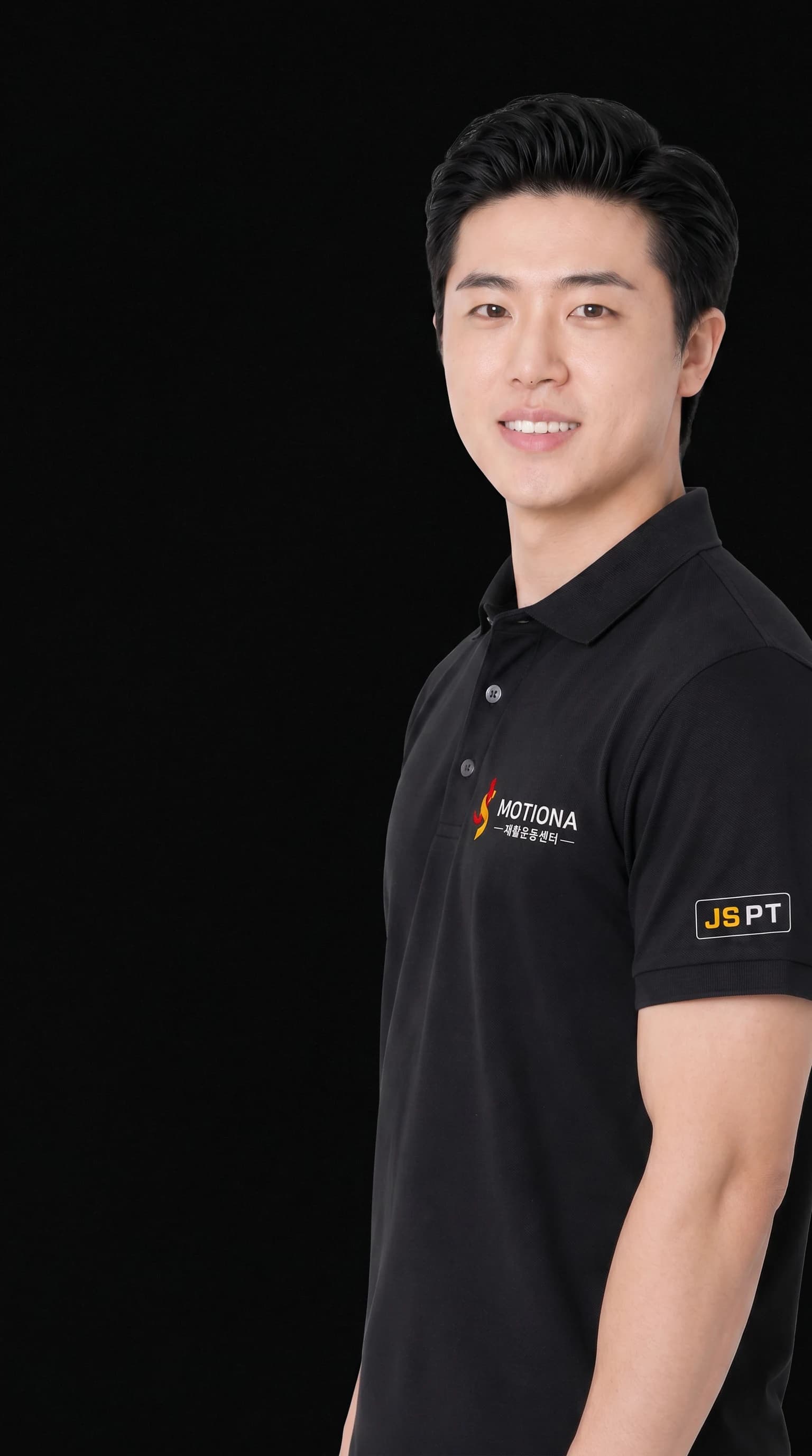 검은 배경 오른쪽에 MOTIONA 대표가 정면을 보고 서 있고 왼쪽에는 큰 문구를 배치할 수 있는 모바일 HOME 히어로 이미지
